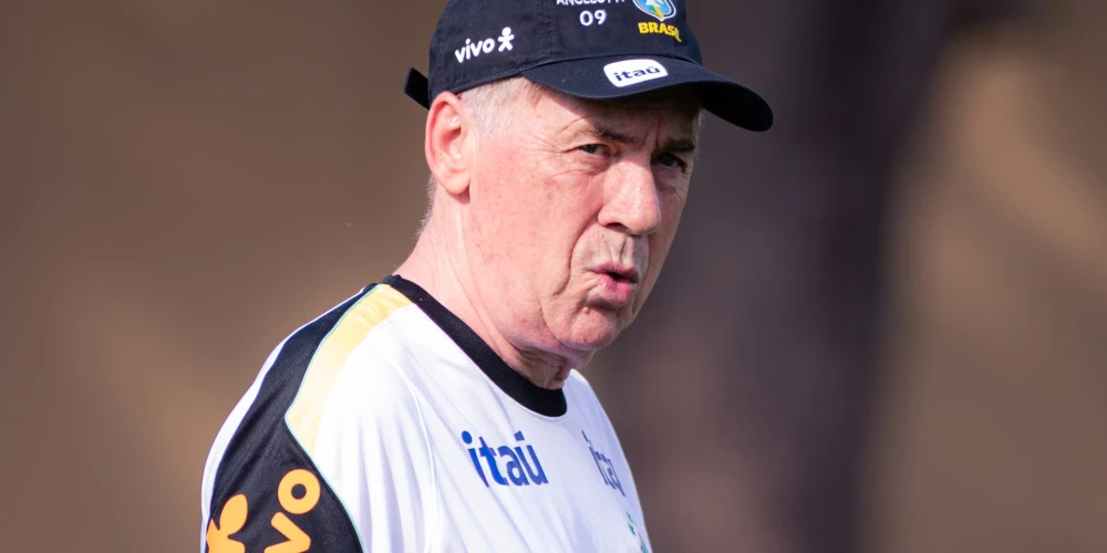 Karlo Ančeloti ir pirmais ārzemnieks pie pieckārtējās pasaules čempiones Brazīlijas stūres un vienīgais, kurš kā treneris ar klubiem izcīnījis čempionu titulu visās piecās Eiropas vadošajās futbola līgās Anglijā, Spānijā, Itālijā, Vācijā un Francijā.