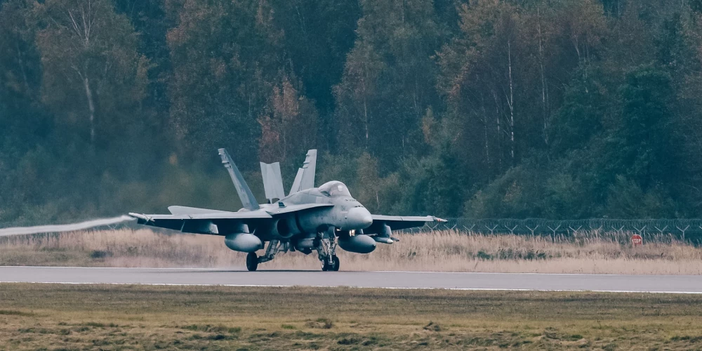 Gaisā tika pacelti arī NATO iznīcinātāji.