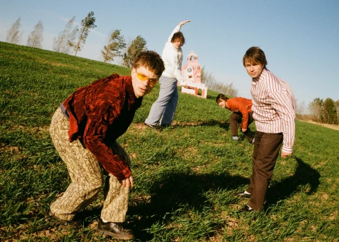 Grupa "Carnival Youth" izdod savu sesto albumu "Labākā doma pasaulē".