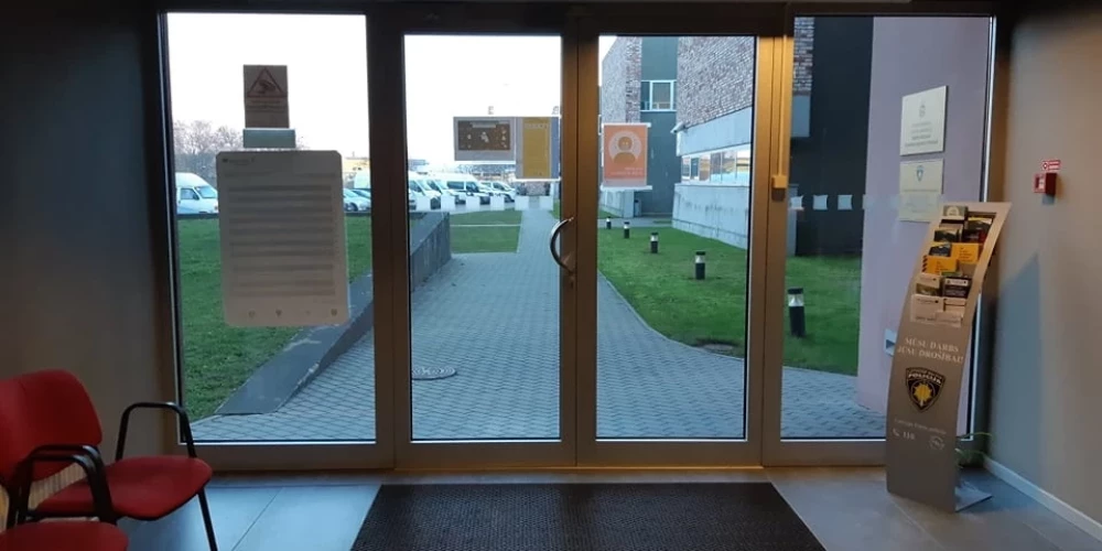 Valsts policijas galvenās ēkas Liepājā, Bāriņu ielā, stingrā kontroles sistēma nebija šķērslis, lai to pārvarētu garnadzis un apzagtu policijas kafejnīcas darbinieces.