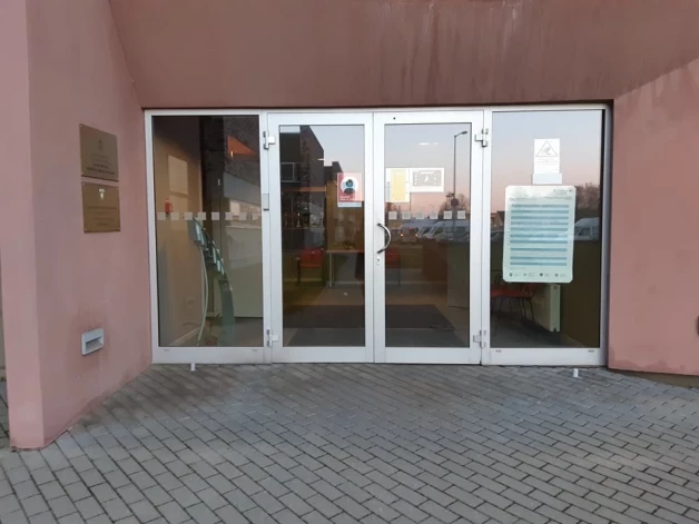 Valsts policijas galvenās ēkas Liepājā, Bāriņu ielā, stingrā kontroles sistēma nebija šķērslis, lai to pārvarētu garnadzis un apzagtu policijas kafejnīcas darbinieces.