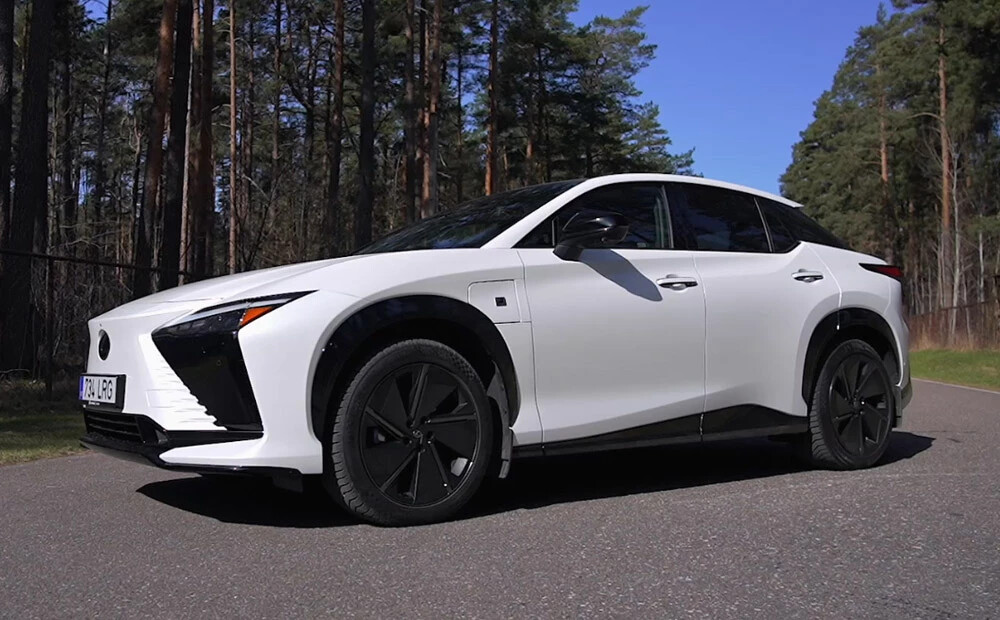 Radio Star FM ētera personības izmēģina Lexus RZ ar steer-by-wire stūri