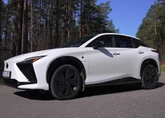 Radio Star FM ētera personības izmēģina Lexus RZ ar steer-by-wire stūri