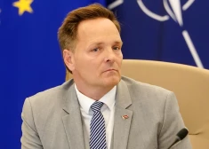 Valsts kancelejas direktoram Kronbergam atstādināšanas laikā nemaksās algu