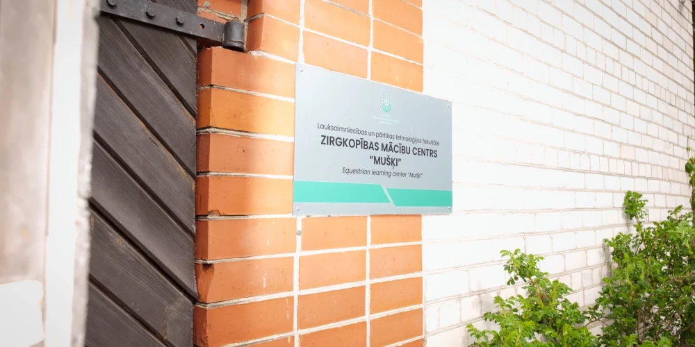 Kopā ar fotogrāfu esam ieradušies Latvijas Biozinātņu un tehnoloģiju universitātes mācību centrā “Mušķi”, lai satiktu Latvijas Valsts policijas zirgus un parunātu par to, ko viņi dara un kāda ir viņu ikdiena.