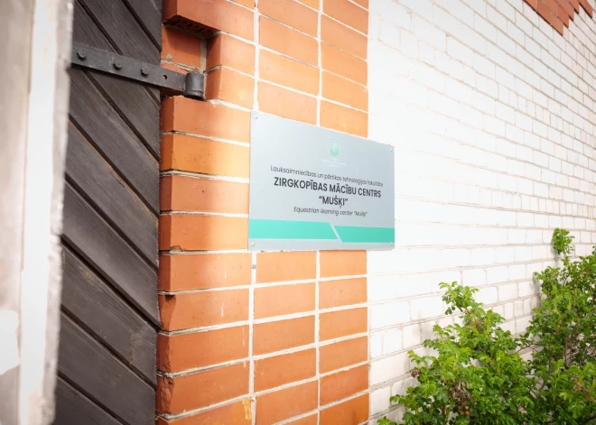 Kopā ar fotogrāfu esam ieradušies Latvijas Biozinātņu un tehnoloģiju universitātes mācību centrā “Mušķi”, lai satiktu Latvijas Valsts policijas zirgus un parunātu par to, ko viņi dara un kāda ir viņu ikdiena.