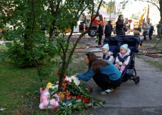 После удара России Киев разбирает завалы: разрушены квартиры и школа, среди жертв - трое детей