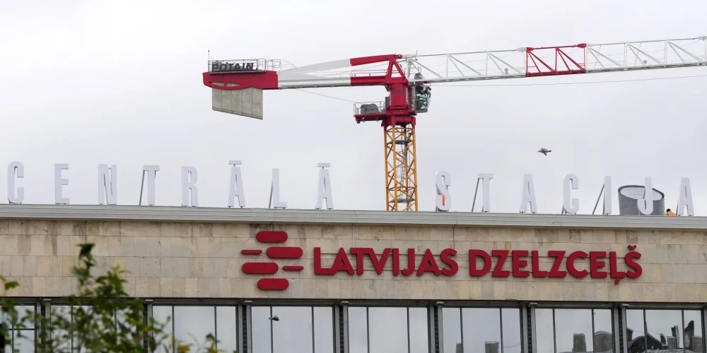 Nosaukums "Centrālā stacija Rīga" uz Centrālās dzelzceļa stacijas.