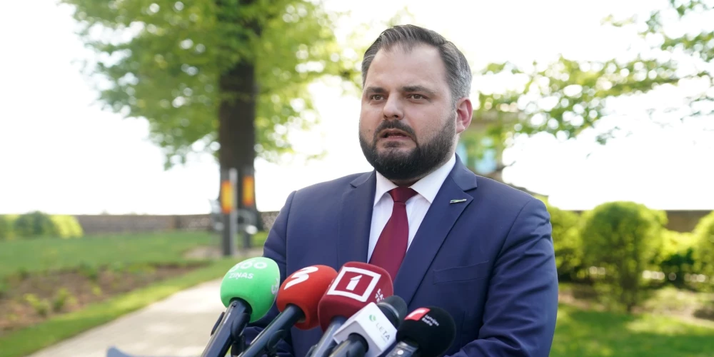 Partijas "Jaunā vienotība" Saeimas frakcijas priekšsēdētājs Edmunds Jurēvics piedalās preses brīfingā pēc tikšanās ar Valsts prezidentu Rīgas pilī, kurā pārrunāja tālāko rīcību valdības krīzes apstākļos.