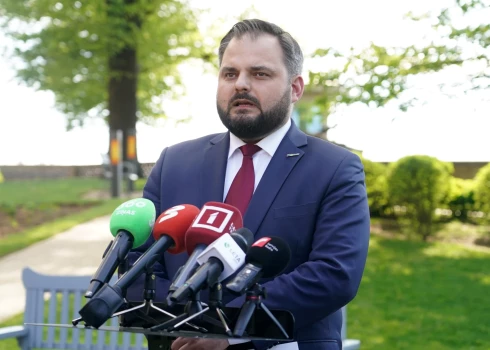Partijas "Jaunā vienotība" Saeimas frakcijas priekšsēdētājs Edmunds Jurēvics piedalās preses brīfingā pēc tikšanās ar Valsts prezidentu Rīgas pilī, kurā pārrunāja tālāko rīcību valdības krīzes apstākļos.