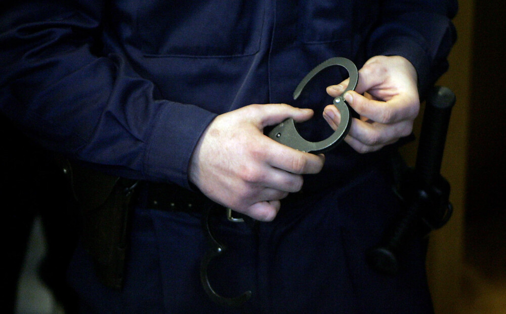 Policija Imantā aiztur izvirtuli, kurš pie skolas glūnējis uz bērniem un pašapmierinājies