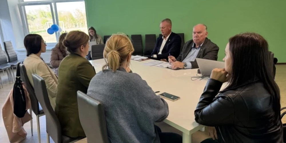 Bauskas novada Viesturu pagasta iedzīvotāju konsultatīvā padome tikās ar novada vadību, lai pārrunātu vēja parka “Sējas” ieceri.