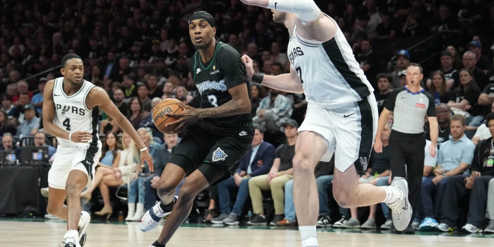 "Spurs" viesos ar rezultātu 139:109 (36:27, 38:34, 36:23, 29:25) pārspēja Minesotas "Timberwolves" un sērijā līdz četrām uzvarām panāca 4-2.
