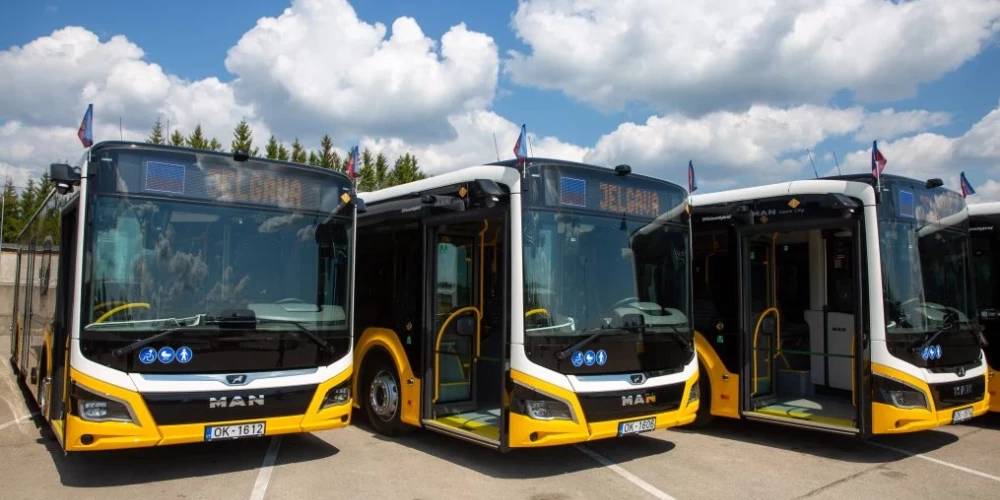 Jelgavas autobusu parks iegādājies 10 jaunus dīzeļa-hibrīda autobusus, kas jau no 16. maijā sāks nodrošina pasažieru pārvadājumus pilsētā.