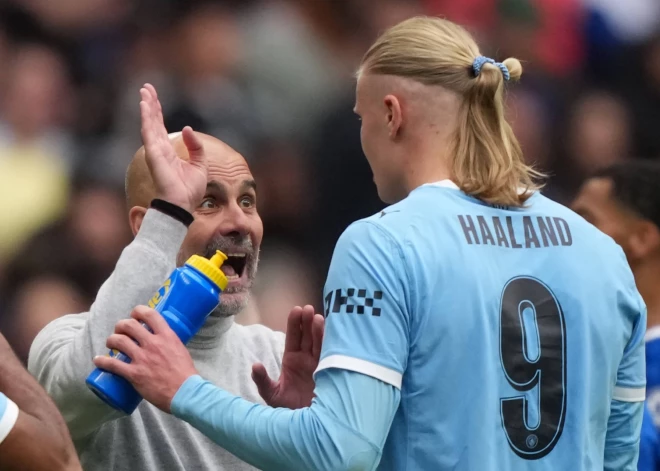 Mančestras "City" savam trofeju klāstam pievieno Anglijas Līgas kausu, finālā pieveicot "Chelsea"