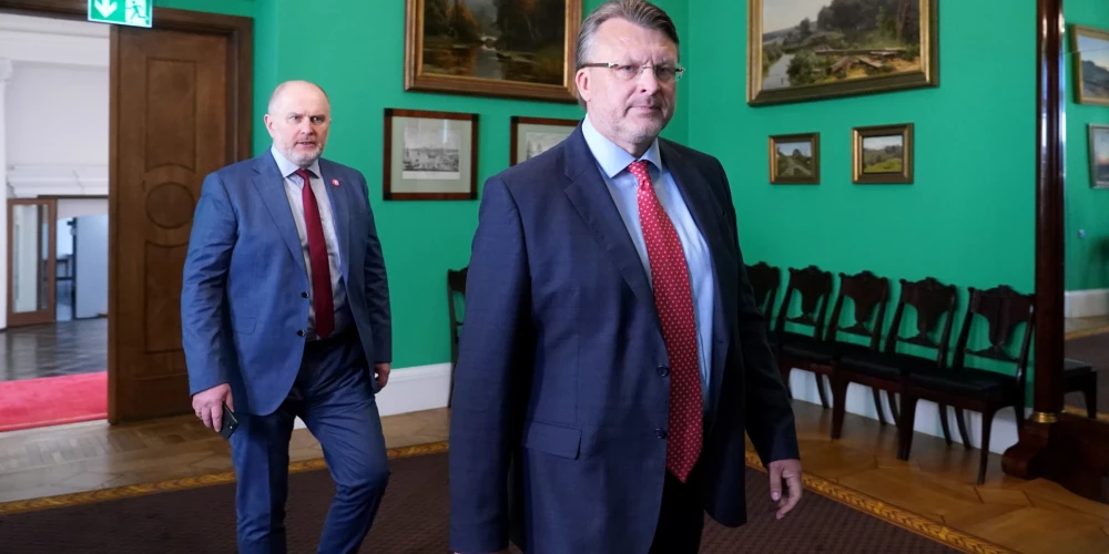 Saeimas deputāts Edmunds Zivtiņš (no kreisās) un "Latvija pirmajā vietā" valdes priekšsēdētājs Ainārs Šlesers ierodas uz tikšanos ar Valsts prezidentu Rīgas pilī, kurā pārrunās tālāko rīcību valdības krīzes apstākļos.