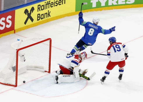 Slovēnis Marcels Mahkovecs gūst uzvaras vārtus pret Čehiju