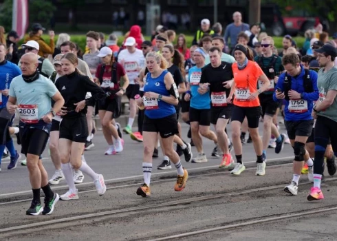 "Rimi" Rīgas maratona 42 kilometru distances dalībnieki trasē.
