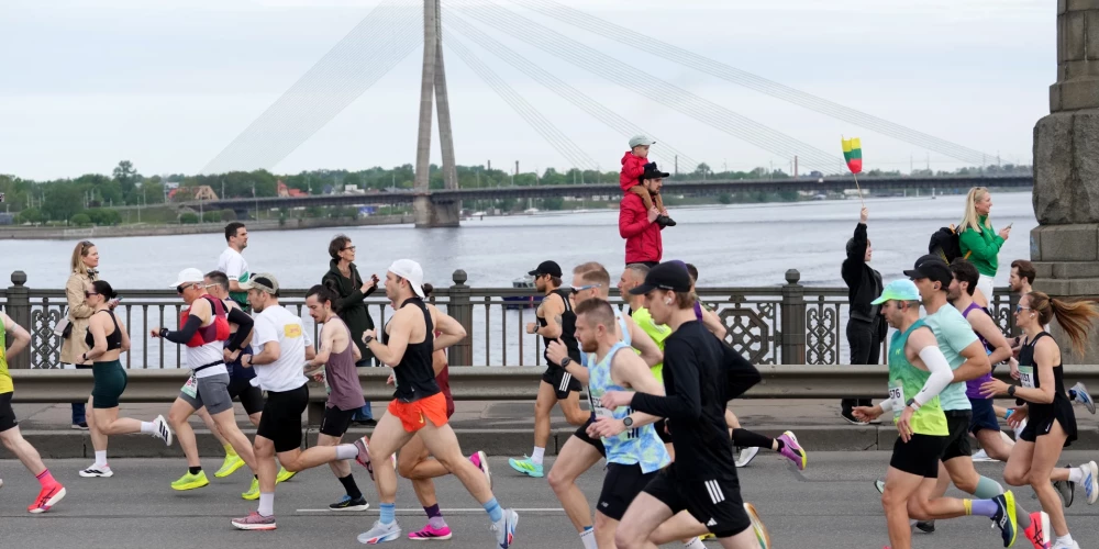 "Rimi" Rīgas maratona 21 kilometra distances dalībnieki trasē.