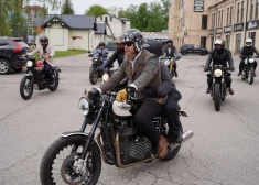 FOTO: tvīda žaketes, šarms un retro motocikli – Rīgā krāšņi aizvadīts „Distinguished Gentleman’s Ride”