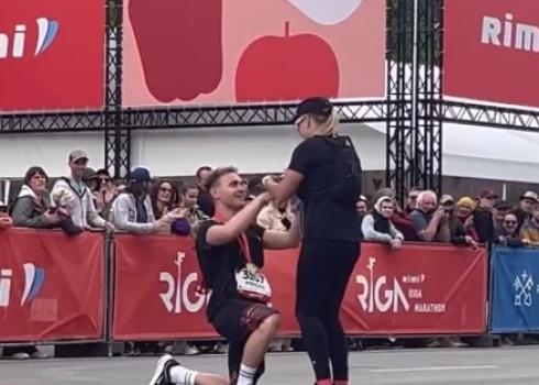 Rīgas maratona finišā piedzīvots īpašs mirklis.
