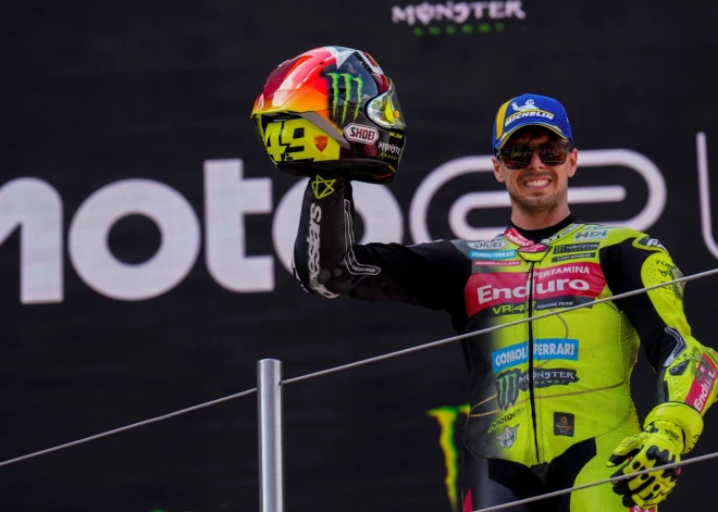 Di Džannantonio uzvar haotiskā Katalonijas “MotoGP” posmā
