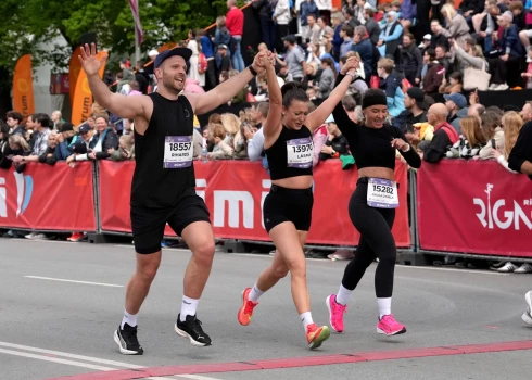"Rimi" Rīgas maratona 10 kilometru distances dalībnieki finišā.