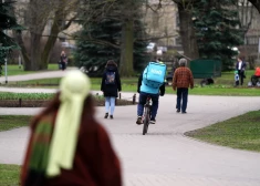 В Риге курьеры ездят по тротуарам вопреки запрету - на дороге их тоже не любят