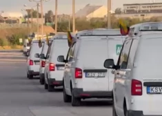 “Mēs to paveicām!” Lietuvas policija Ukrainai nodod 79 automašīnas. VIDEO