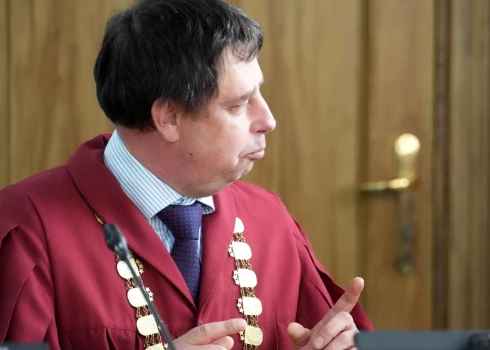 Augstākās tiesas senatoram Intaram Bisteram par pārmērīgu alkohola lietošanu samazināta alga.