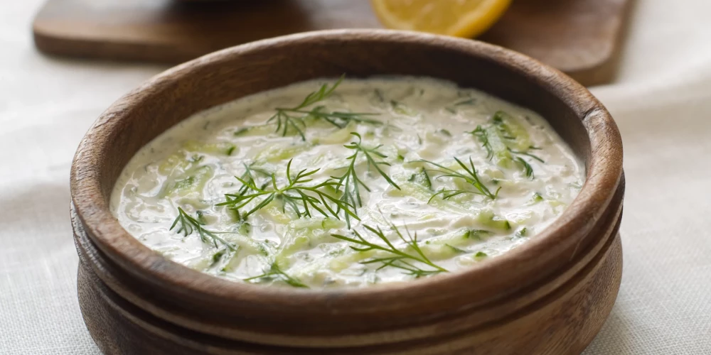 Krēmīga tzatziki mērcīte grila ēdieniem. 