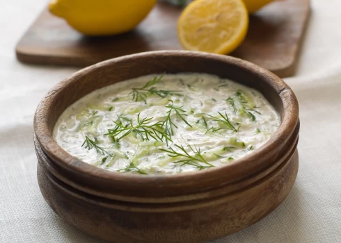 Krēmīga tzatziki mērcīte grila ēdieniem.