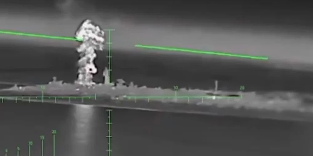 Ukrainas kamikadzes drons FP-2 ar nevadāmām lidaparātu raķetēm uzbrūk Krievijas Melnās jūras flotes kuģa sakaru mezglam.