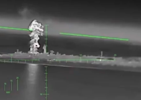 Ukrainas kamikadzes drons FP-2 ar nevadāmām lidaparātu raķetēm uzbrūk Krievijas Melnās jūras flotes kuģa sakaru mezglam.