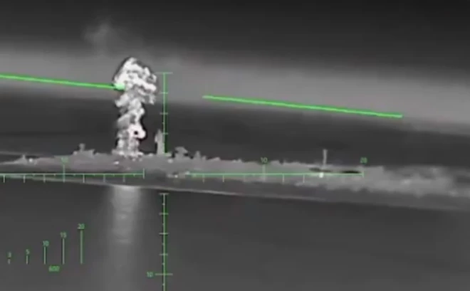 Ukrainas kamikadzes drons FP-2 ar nevadāmām lidaparātu raķetēm uzbrūk Krievijas Melnās jūras flotes kuģa sakaru mezglam.