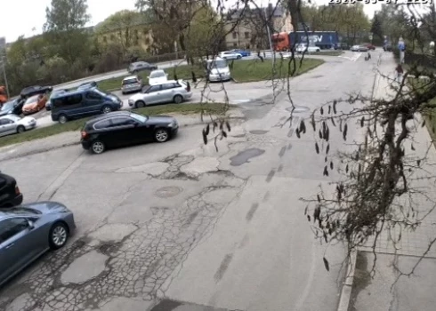 Vairāk nekā 200 pārkāpumu nepilnās divās nedēļās: policija fiksē būtiskus satiksmes pārkāpumus vienā no Rīgas ielām. 