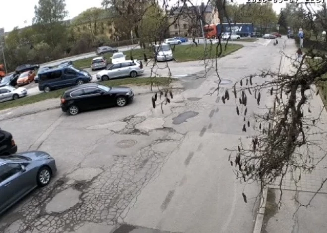 Vairāk nekā 200 pārkāpumu divās nedēļās: policija fiksē būtiskus satiksmes pārkāpumus vienā no Rīgas ielām