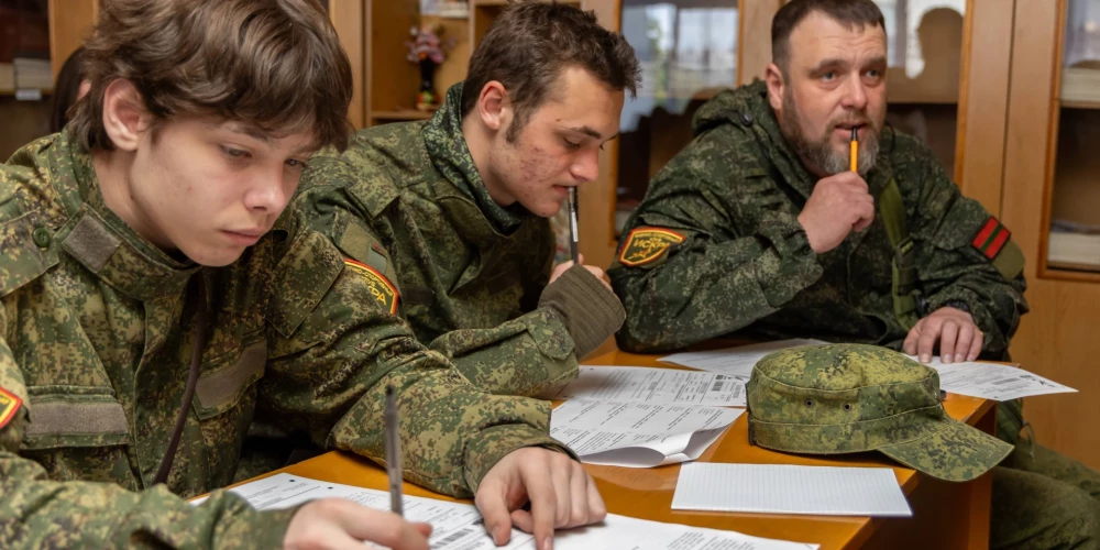 Vervēšana notiek caur militārajiem iesaukšanas birojiem, privātām grupām un starpniekiem, kuri piedāvā līgumus dienestam Krievijas bruņotajos spēkos.