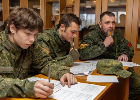 Vervēšana notiek caur militārajiem iesaukšanas birojiem, privātām grupām un starpniekiem, kuri piedāvā līgumus dienestam Krievijas bruņotajos spēkos.