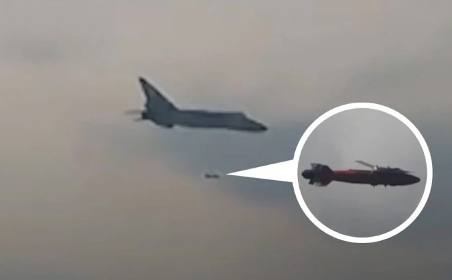 Aviobumbas kaujas daļas masa ir aptuveni 250 kilogrami, bet darbības rādiuss ļauj trāpīt objektiem vairāku desmitu kilometru attālumā.