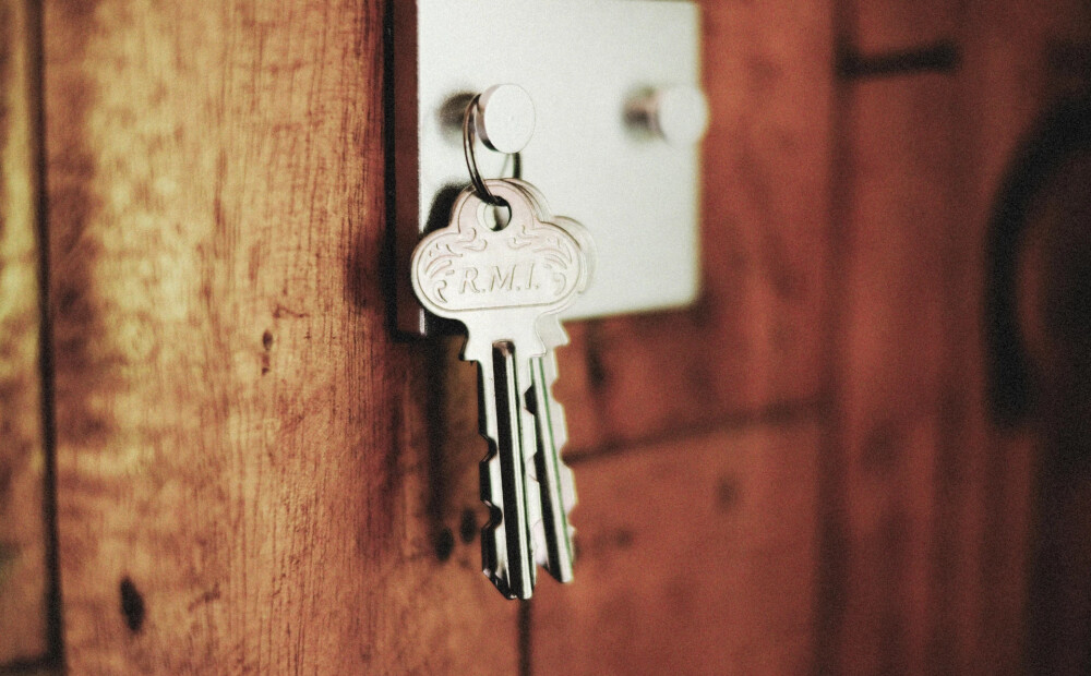 Šo lietu nekādā gadījumā nedrīkst karināt pie atslēgām
