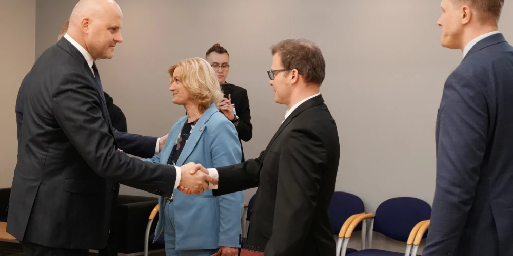 "Apvienotā saraksta" politiķu tikšanās ar Nacionālā apvienības pārstāvjiem Saeimas frakcijas telpās, lai apspriestu topošās valdības koalīcijas veidošanas iespējas.