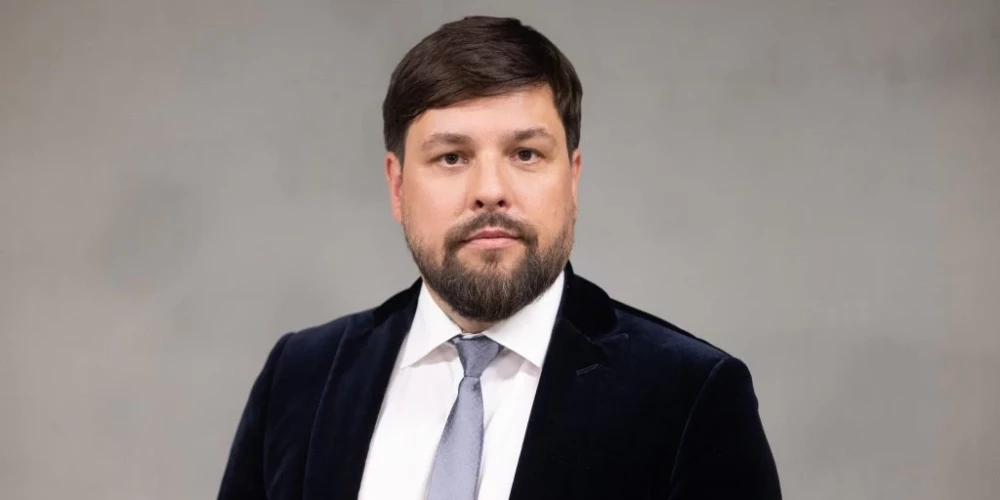 Šrāders uzskata, ka jaunajā darbā īpaša uzmanība būtu pievēršama tehnoloģiskajām un inženiertehniskajām programmām, kas sasaistītas ar Liepājas stratēģisko attīstību, piemēram, ostas infrastruktūras modernizāciju un tās pielāgošanu NATO un plašāku sabiedroto mobilitātes, loģistikas un drošības prasībām.