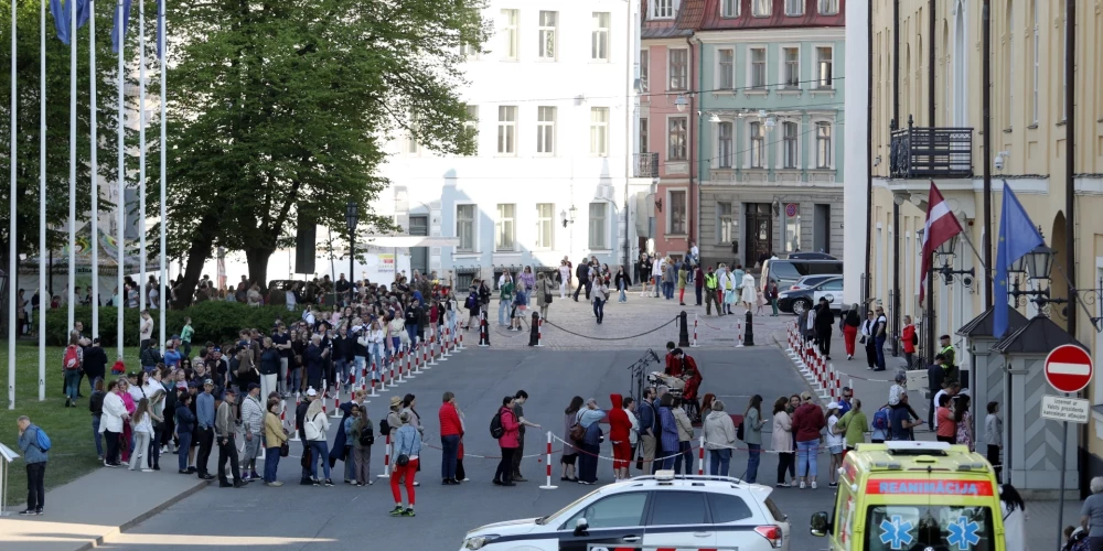 Очередь в Рижский замок.
