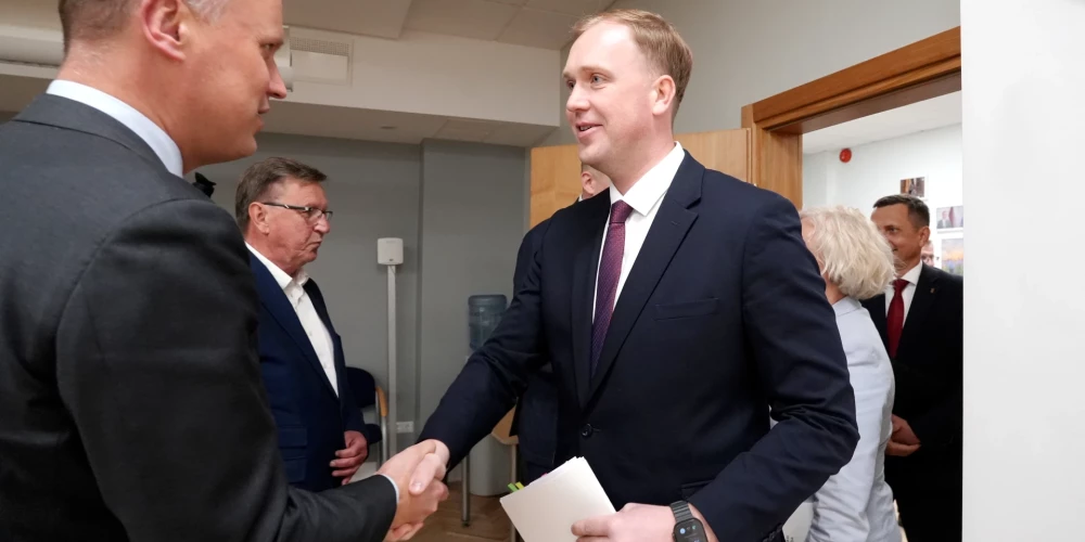 "Apvienotā saraksta" politiķu tikšanās ar Zaļo un Zemnieku savienības pārstāvjiem Saeimas frakcijas telpās, lai apspriestu topošās valdības koalīcijas veidošanas iespējas.