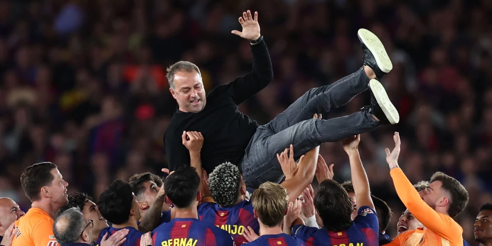 "Barcelona" spēlētāji sumina galveno treneri Hansi Fliku pēc Spānijas čempiontitula nodrošināšanas spēlē pret "Real"