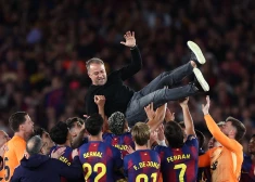 "Barcelona" pagarina līgumu ar galveno treneri Hansi Fliku, kura vadībā klubs vienmēr triumfēja Spānijas čempionātā
