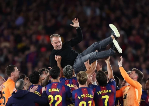 "Barcelona" spēlētāji sumina galveno treneri Hansi Fliku pēc Spānijas čempiontitula nodrošināšanas spēlē pret "Real"