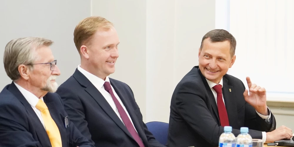 Встреча политиков «Объединенного списка» с представителями Национального объединения и Союза зеленых и крестьян в помещении фракции Сейма, где обсуждались возможности формирования коалиции будущего правительства.