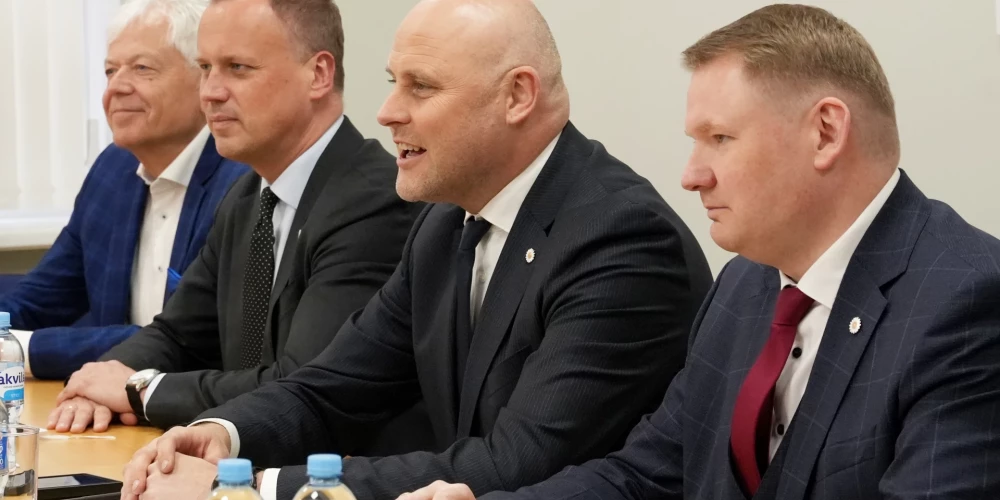 "Apvienotā saraksta" politiķu tikšanās ar Zaļo un Zemnieku savienības pārstāvjiem Saeimas frakcijas telpās, lai apspriestu topošās valdības koalīcijas veidošanas iespējas.